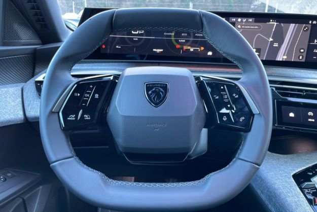 PEUGEOT 5008 HYBRID 145 E-DCS6 ALLURE PLUS