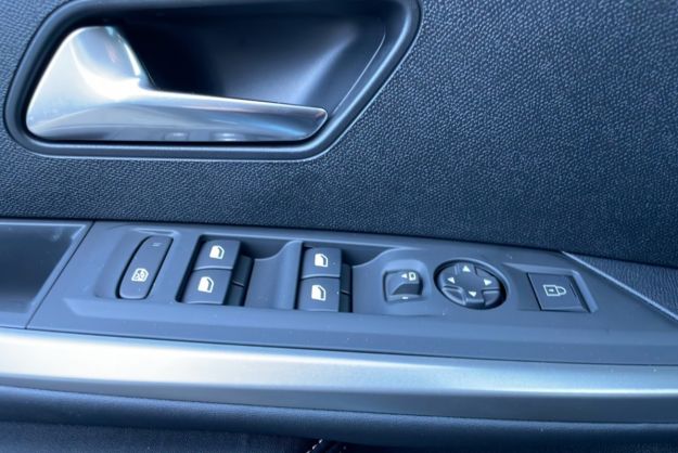 PEUGEOT 5008 HYBRID 145 E-DCS6 ALLURE PLUS