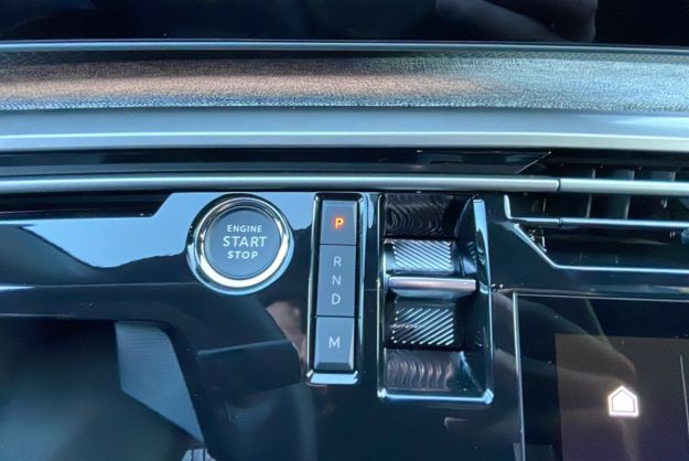 PEUGEOT 5008 HYBRID 145 E-DCS6 ALLURE PLUS