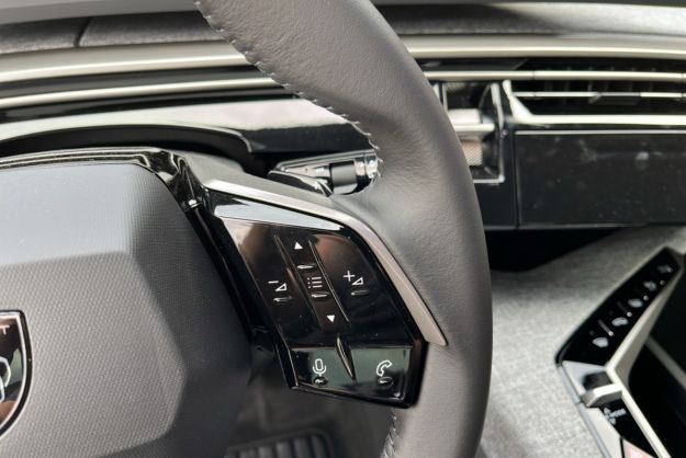 PEUGEOT 5008 HYBRID 145 E-DCS6 ALLURE