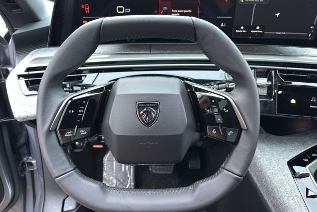 PEUGEOT 3008 HYBRID 136 E-DCS6 ALLURE PLUS