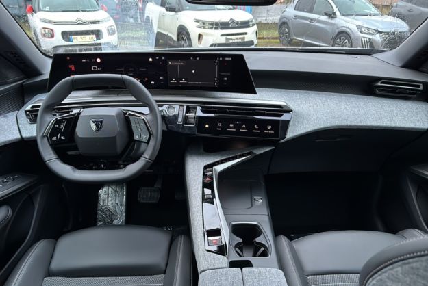 PEUGEOT 3008 HYBRID 136 E-DCS6 ALLURE PLUS