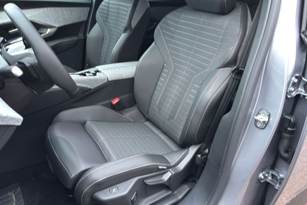 PEUGEOT 3008 HYBRID 136 E-DCS6 ALLURE PLUS