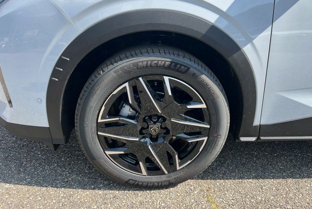 PEUGEOT 3008 HYBRID 136 E-DCS6 ALLURE PLUS