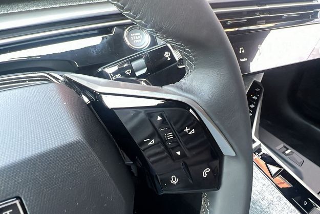 PEUGEOT 3008 HYBRID 136 E-DCS6 ALLURE PLUS