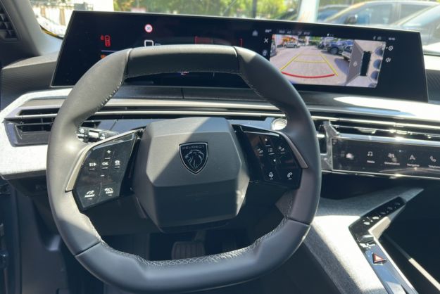 PEUGEOT 5008 HYBRID 145 E-DCS6 ALLURE PLUS