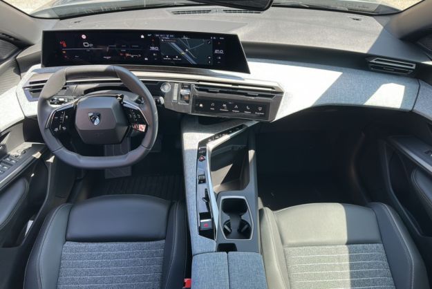 PEUGEOT 5008 HYBRID 145 E-DCS6 ALLURE PLUS