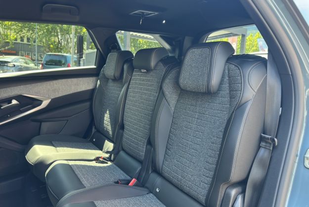 PEUGEOT 5008 HYBRID 145 E-DCS6 ALLURE PLUS