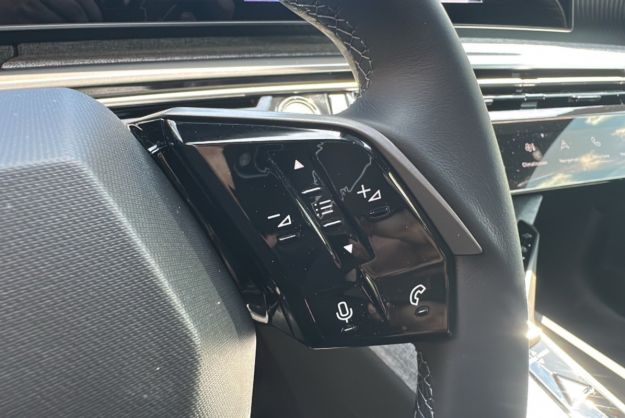 PEUGEOT 5008 HYBRID 145 E-DCS6 ALLURE PLUS
