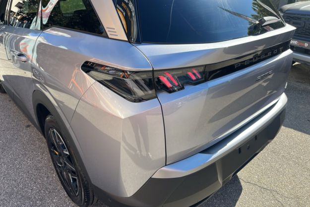 PEUGEOT 5008 HYBRID 145 E-DCS6 ALLURE PLUS