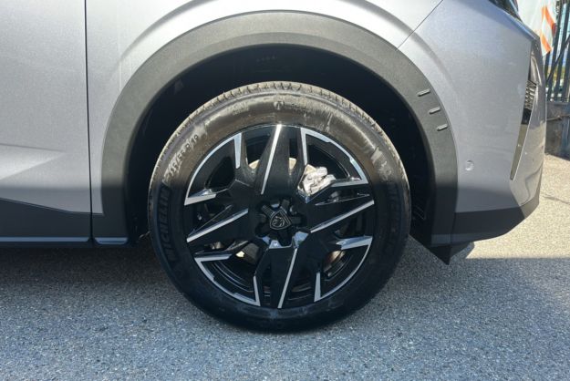 PEUGEOT 5008 HYBRID 145 E-DCS6 ALLURE PLUS