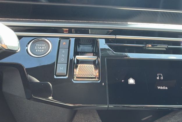 PEUGEOT 5008 HYBRID 145 E-DCS6 ALLURE PLUS