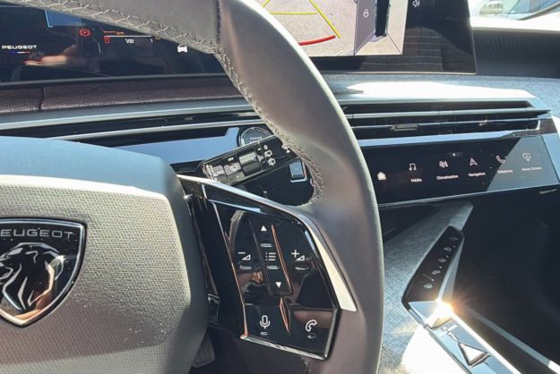 PEUGEOT 5008 HYBRID 145 E-DCS6 ALLURE PLUS
