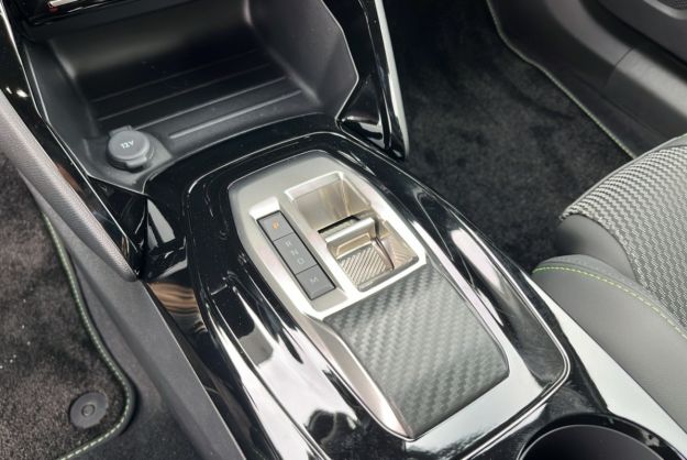 PEUGEOT 2008 HYBRID 145 E-DSC6 GT VISION