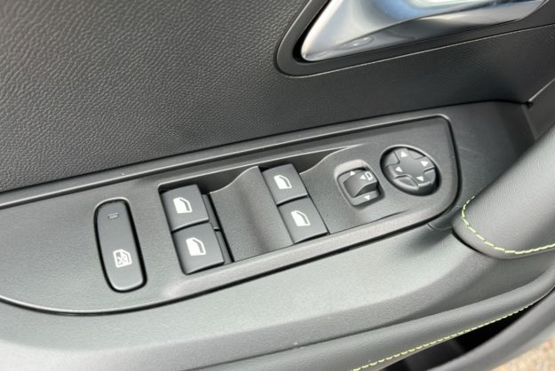 PEUGEOT 2008 HYBRID 145 E-DSC6 GT VISION