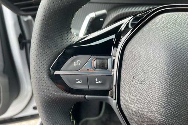 PEUGEOT 2008 HYBRID 145 E-DSC6 GT VISION