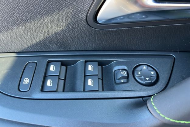 PEUGEOT 2008 HYBRID 145 E-DSC6 GT VISION