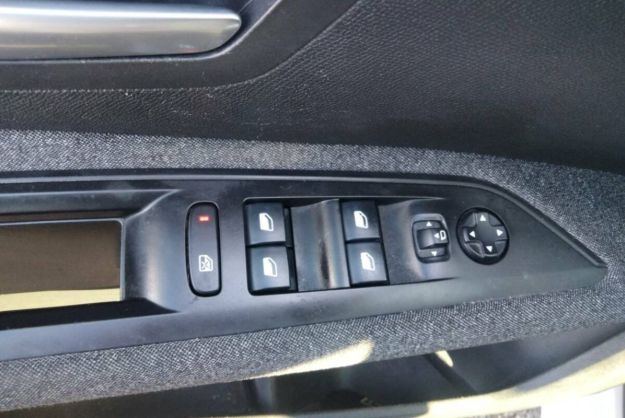 PEUGEOT 5008 1.5 HDI 130 EAT8 ACTIV GPS 7 PLACES