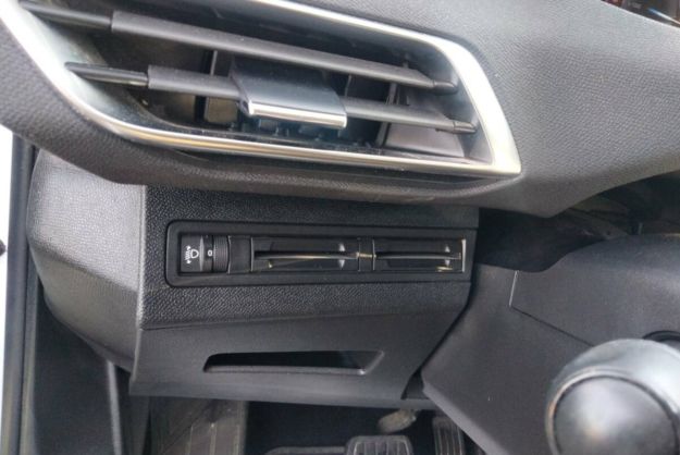 PEUGEOT 5008 1.5 HDI 130 EAT8 ACTIV GPS 7 PLACES