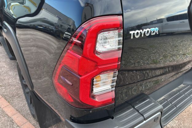 TOYOTA HILUX X-TRA D-4D 204 BVA INVINCIBLE