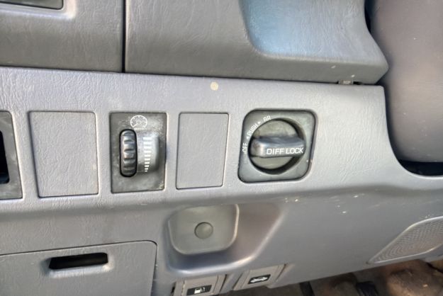 TOYOTA LAND CRUISER 90 3.0 125