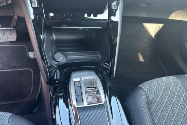 PEUGEOT 2008 HYBRID 145 E-DSC6 ALLURE PLUS