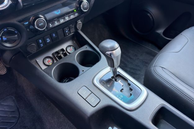 TOYOTA HILUX 2.8 204 XTRA LOUNGE BVA BENNE HYDRAU 