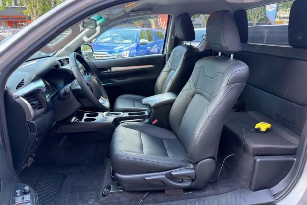 TOYOTA HILUX 2.8 204 XTRA LOUNGE BVA BENNE HYDRAU 