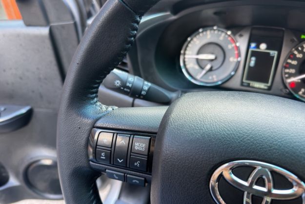 TOYOTA HILUX 2.8 204 XTRA LOUNGE BVA BENNE HYDRAU 