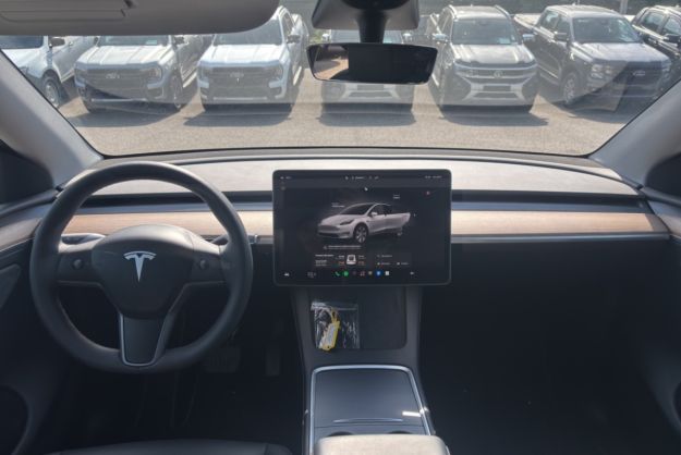 TESLA MODEL Y LONG RANGE AWD