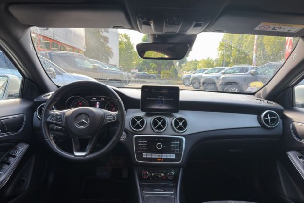 MERCEDES-BENZ GLA 200D 136 BUSINESS EDITION
