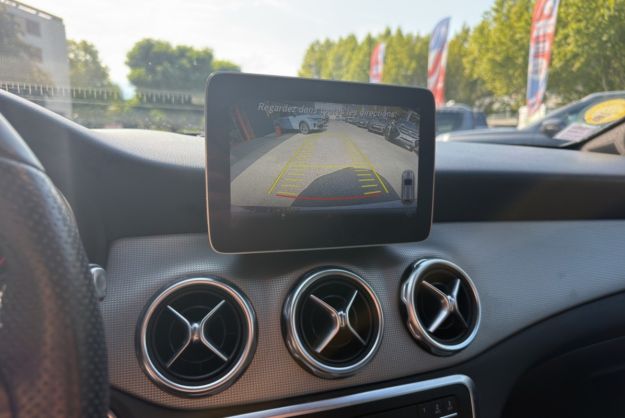 MERCEDES-BENZ GLA 200D 136 BUSINESS EDITION