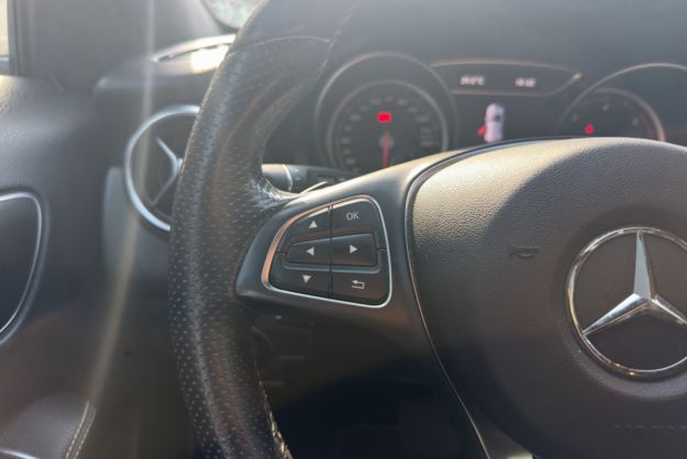 MERCEDES-BENZ GLA 200D 136 BUSINESS EDITION