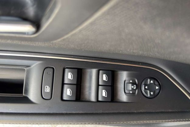 PEUGEOT 5008 1.6 HDI 120 ALLURE 7PL GRIP
